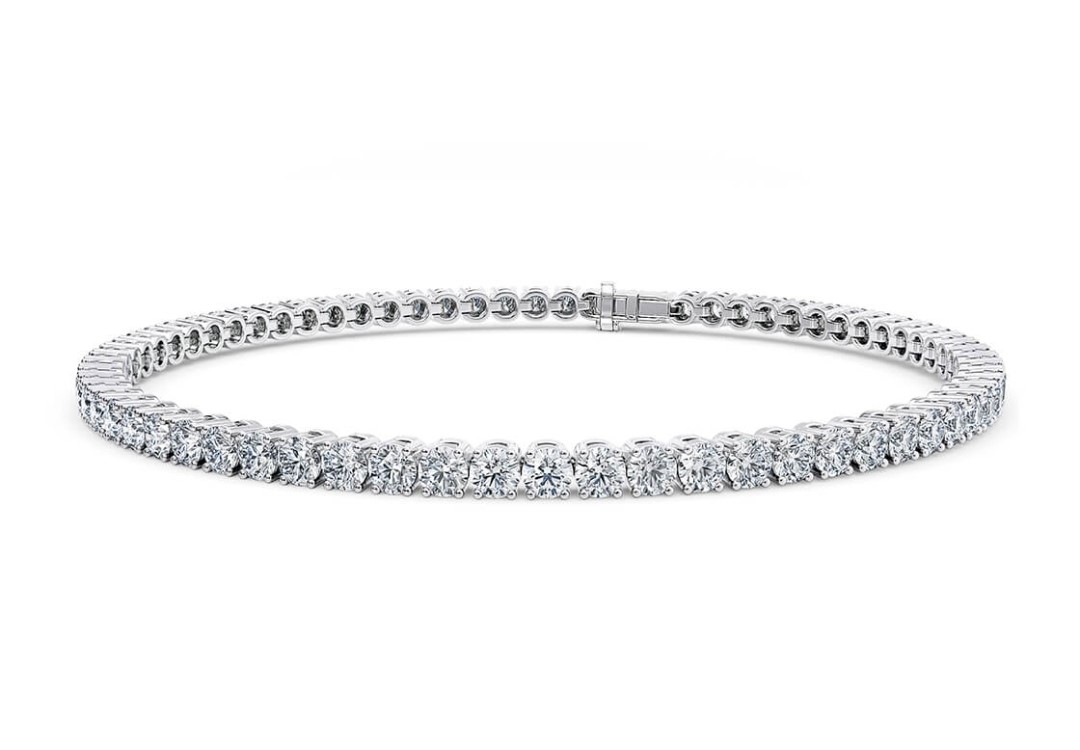Deze tennisarmband van Louis Bros is vervaardigd uit 14 karaat witgoud (8.85 gr.) en is gezet met 81 briljant geslepen diamanten met een totaalgewicht van 2.28 ct. De armband heeft een lengte van 19 cm. En een breedte van 2.14 mm.

Verkrijgbaar vanaf 1.00crt .
Leverbare goudkleuren: 14/18kts geelgoud, 14/18kts witgoud, 14/18kts roségoud en alle bicolor combinaties.