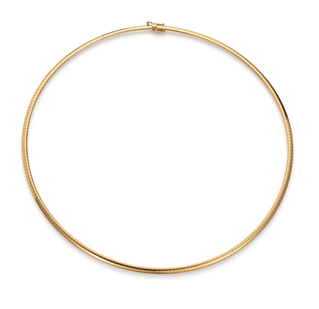 Dit collier van Louis Bros is vervaardigd uit 14 karaat geelgoud (12.16 gr.). Het collier heeft een lengte van 45 cm. en een breedte van 1.05. mm. Deze omega collier is stijlvol, eenvoudig en gemakkelijk te combineren. De sieraden vormen enerzijds een prachtige basis voor een minimalistische look, of kunnen anderzijds uitgebreid worden met verschillende type sieraden voor een rijke en of een feestelijke uitstraling.
Verkrijgbaar vanaf 1.00 mm breed .
