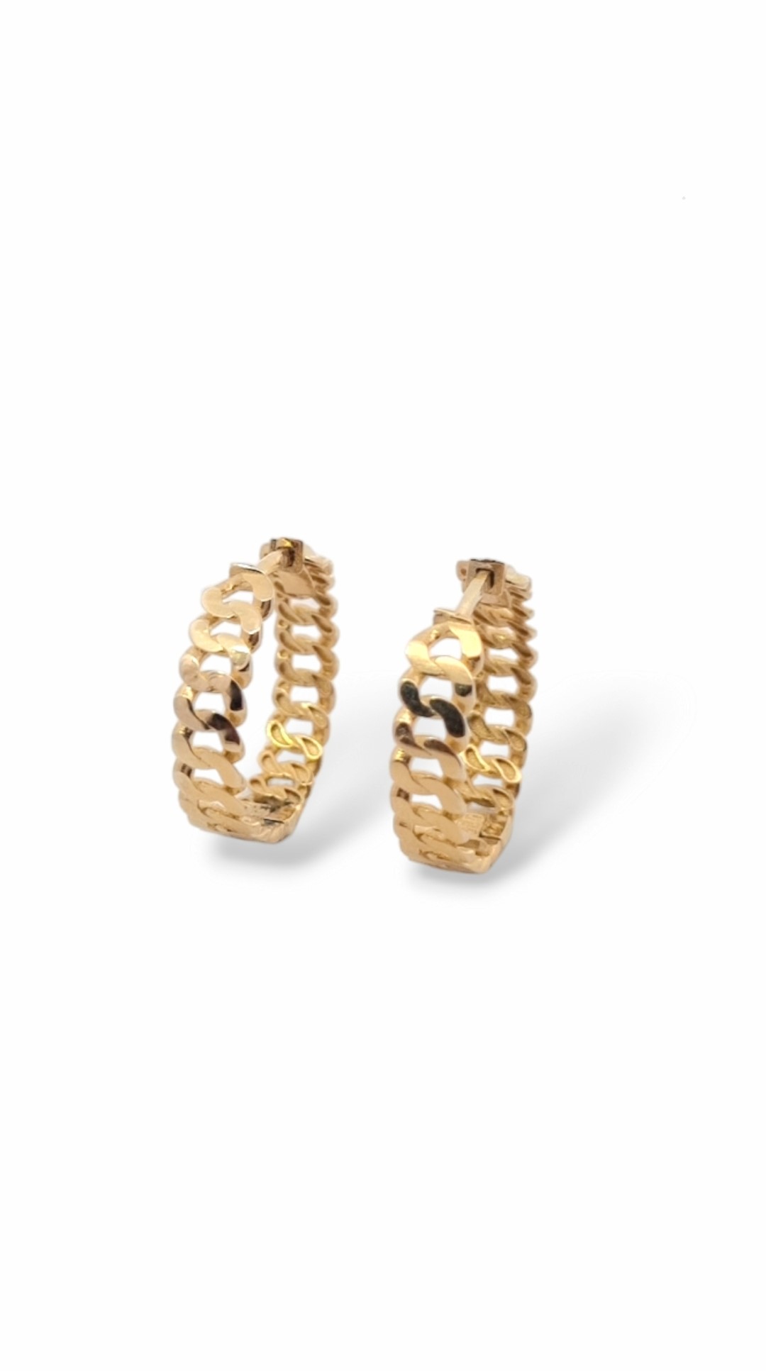 Deze oorringen van Louis Bros zijn vervaardigd uit 14 karaat geelgoud (5.48 gr.). De Oorsieraden hebben een diameter van 20 mm. en een breedte van 5.35 mm. Deze oorringen is stijlvol, eenvoudig en gemakkelijk te combineren. De sieraden vormen enerzijds een prachtige basis voor een minimalistische look, of kunnen anderzijds uitgebreid worden met verschillende type sieraden voor een rijke en of een feestelijke uitstraling.