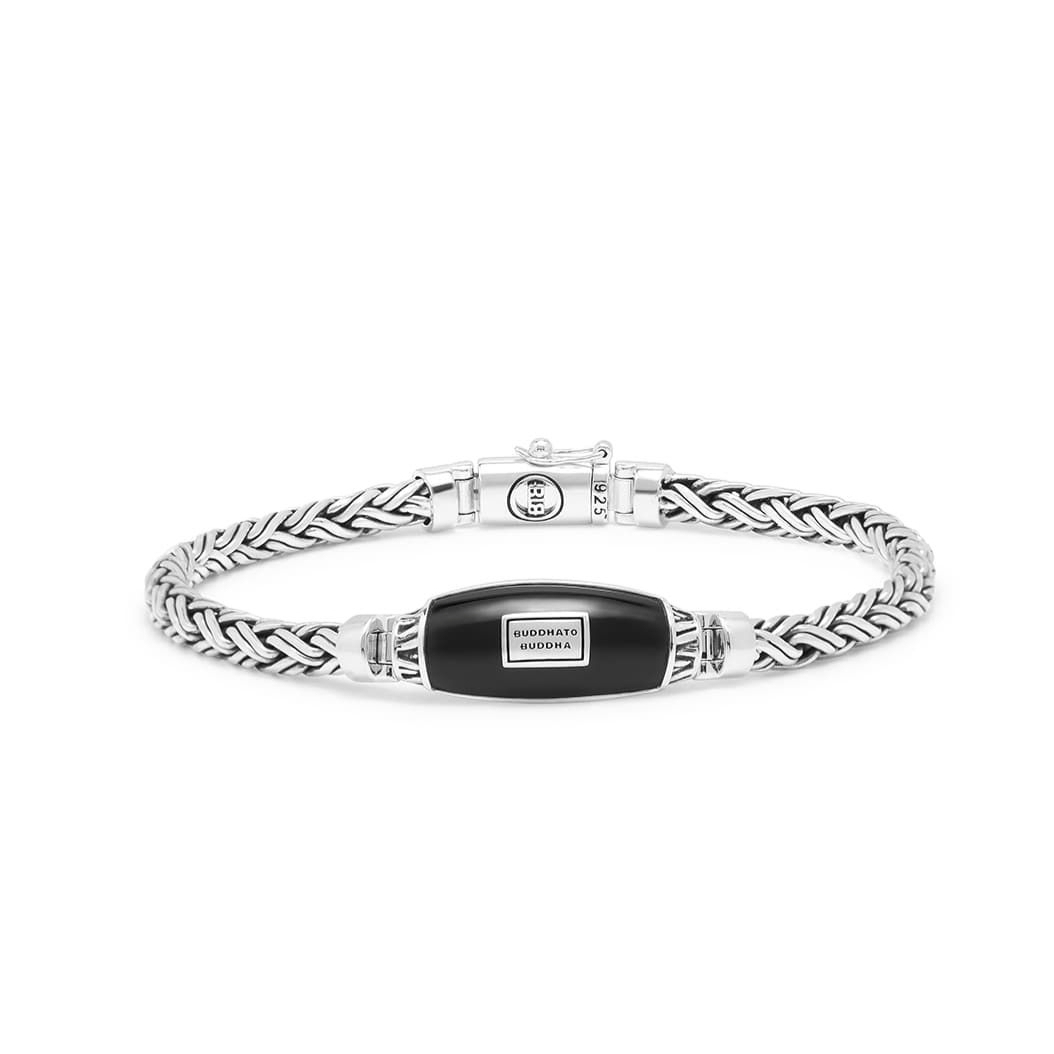 De heerlijk dragende armband, met de bekende gevlochten Katja-schakel, is er nu ook met een zwarte onyx-steen! De ‘Katja XS Black Onyx Bracelet’ is daardoor niet alleen een genot om te zien, maar ook een genot om te dragen. Deze hoogwaardig kwalitatieve armband van Buddha to Buddha wordt volledig met de hand gemaakt van 925 sterling zilver.
De ARMBAND is in meerdere lengtes verkrijgbaar.