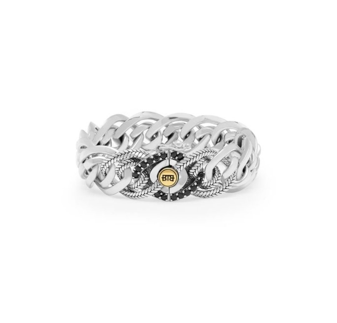 De Nathalie armband is een van de bekendste armbanden uit de Heritage collectie op basis van de Nathalie schakel. Is nu een Limited Edition voor ontworpen. Deze Nathalie Limited small - ook verkrijgbaar in een XS - is een armband waar de nadruk in de details liggen met zijn gouden details en sparkle van zwarte spinel steentjes. Leuk om te weten: het duurt 4-5 dagen deze limited armband te maken.
De ARMBAND is in meerdere lengtes verkrijgbaar.