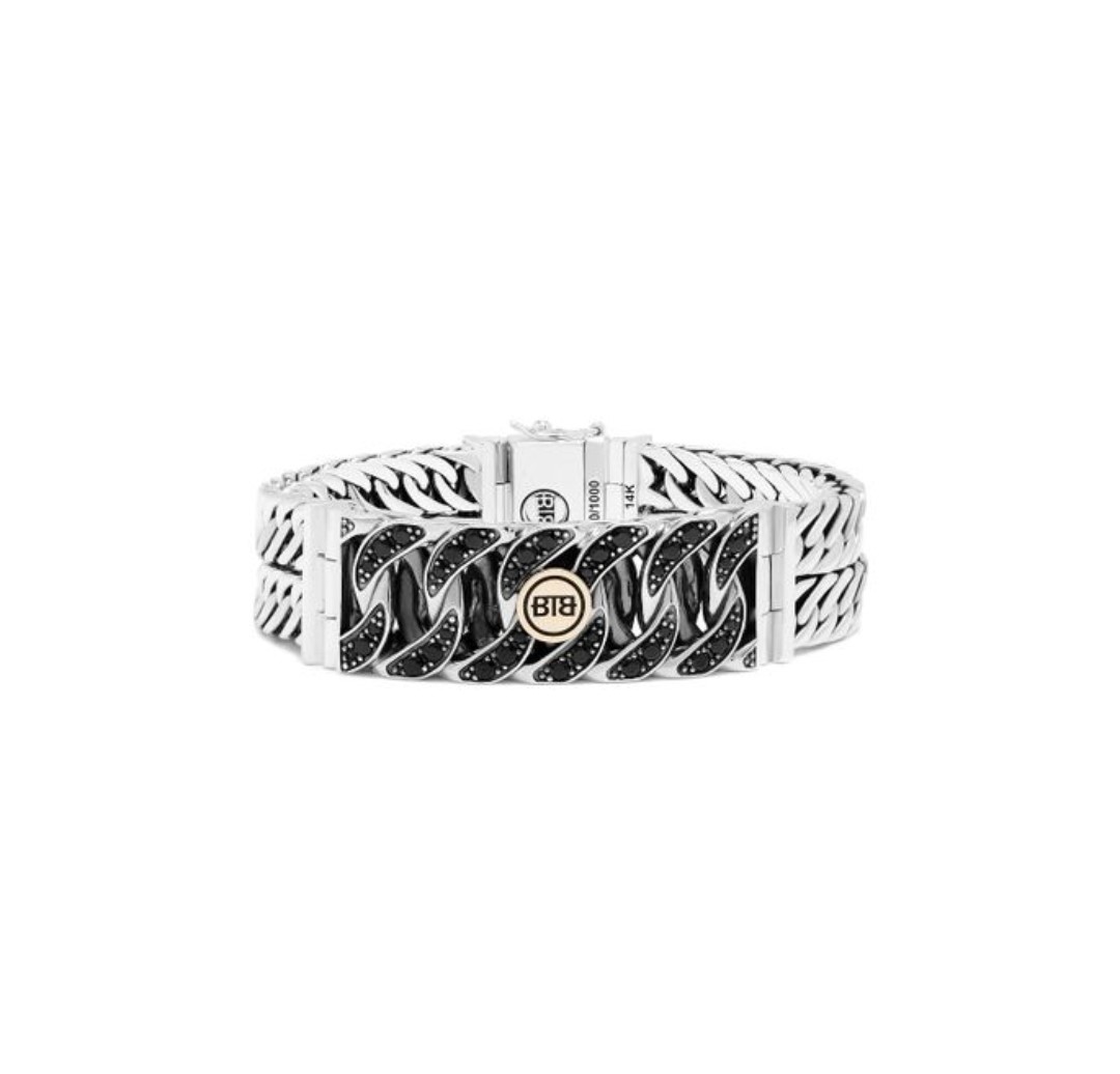 
De Esther armband is een van de bekendste armbanden uit de Heritage collectie op basis van de Esther schakel. Deze limited collectie is er bestaat uit een ring en een armband waarbij niet alleen het gouden accent verwerkt is maar ook gebruik gemaakt is van diverse Spinel stenen. Spinel is een edelsteen die moed, zelfvertrouwen en doorzettingsvermogen geeft met als extra toevoeging een betere verbinding met de aardse energie. Buddha to Buddha heeft gekozen voor zwarte Spinel stenen die staan voor klasse en elegantie. Oh en hadden we al vertelt dat de Spinel stenen ook vernieuwend en verjongend werken? De stoere gevlochten schakel met Spinel stenen maakt deze sterling zilveren armband tot een echte must have!
De ARMBAND is in meerdere lengtes verkrijgbaar.