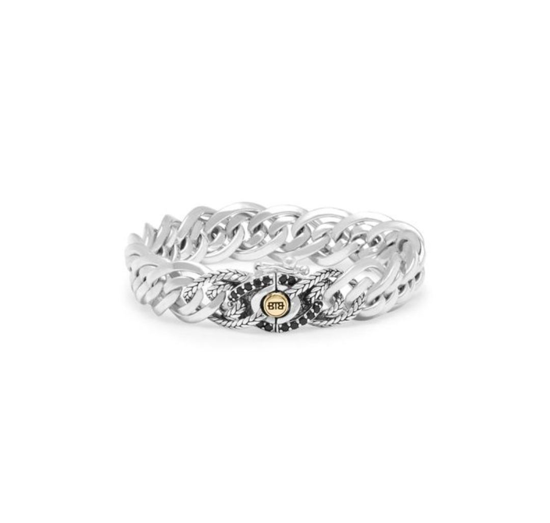 De Nathalie armband is een van de bekendste armbanden uit de Heritage collectie op basis van de Nathalie schakel. Op basis van dit ontwerp is er een Limited Edition ontworpen! Deze Nathalie Limited smal - ook verkrijgbaar in een Smal - is een armband waar de nadruk in de details liggen: sparkle van zwarte spinel steentjes en met zijn gouden details. Leuk om te weten: het duurt 4-5 dagen deze limited armband te maken.
De ARMBAND is in meerdere lengtes verkrijgbaar.