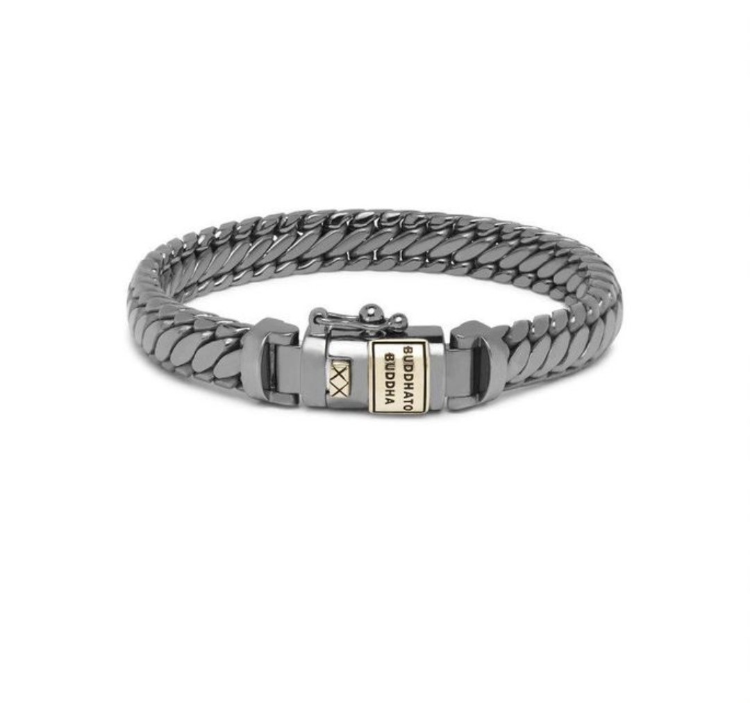 
Ontdek de elegante Ben XS armband in diepzwart rhodium met een unieke glanzende finish en details van 14kt goud. De krachtige Ben schakel is perfect te combineren met de andere Ben sieraden. De unieke rhodium afwerking krijgt na verloop van tijd een vintage uitstraling. Ambachtelijk vervaardigd, is deze armband een uiting van individualiteit en vakmanschap. Verrijk je stijl met dit tijdloze sieraad, die met je evolueert.
De ARMBAND is in meerdere lengtes verkrijgbaar.