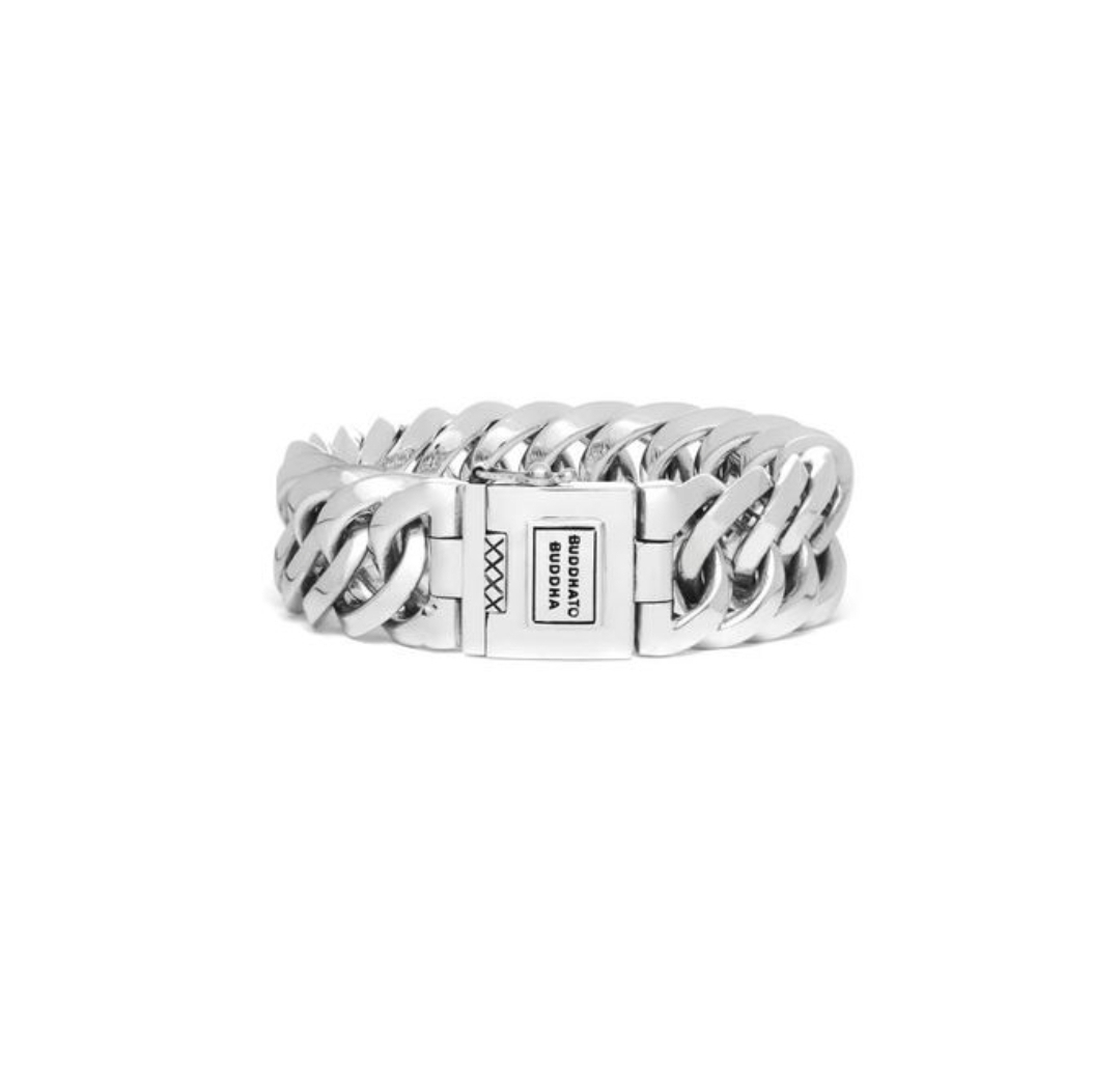De Chain Big armband is een echte bestseller op basis van de Chain schakel en staat bekend om zijn opvallend gevormde zilveren schakels. De Chain Big armband is de grootste armband van de Chain familie. Handgemaakt en tijdloos, de sterling zilveren armband kan perfect worden gecombineerd met andere sieraden uit de Chain familie, bijvoorbeeld de Chain ring of oorbellen.
De ARMBAND is in meerdere lengtes verkrijgbaar.
