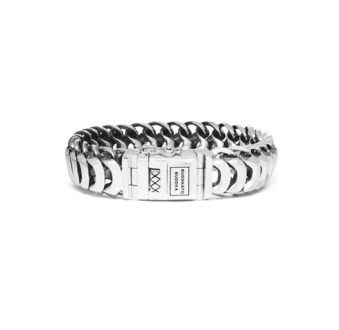 De Armband Lars Zilver is een krachtige uitvoering die duurzaamheid en tijdloos design samenbrengt. Vervaardigd uit gerecycled materiaal en met de hand gemaakt, straalt dit sieraad zowel verfijning als kracht uit. De glans van het zilver maakt het een uniek stuk dat zich perfect laat combineren met andere Buddha to Buddha sieraden. Elk sieraad is unisex, waardoor het geschikt is voor iedereen. Laat je unieke stijl spreken met deze tijdloze toevoeging aan je collectie.
De ARMBAND is in meerdere lengtes verkrijgbaar.