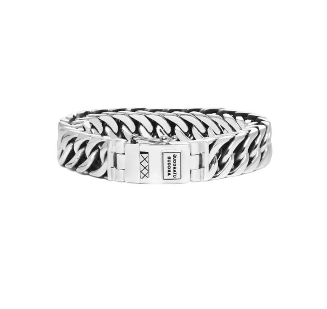 De Esther armband is een van de bekendste armbanden uit de Heritage collectie op basis van de Esther schakel. De stoere gevlochten schakel maakt deze sterling zilveren armband tot een echte must have! De schakels zijn geoxideerd waardoor de binnenkant van de schakel donker is. Creëer een vlotte en stoere look met deze tijdloze en handgemaakte armband. De Esther is breder dan de Esther Small maar smaller dan de Esther Big.
De ARMBAND is in meerdere lengtes verkrijgbaar.