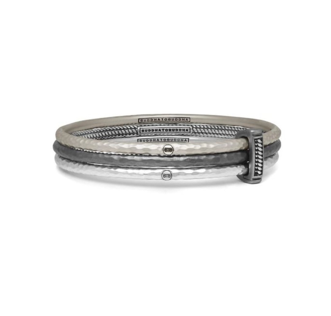 De Dunia Satu set bestaat uit drie bangle armbanden vervaardigd uit 925 sterling zilver. Het design is gebaseerd op onze iconische Ben schakel, afgewisseld met geoxideerde en gehamerde structuren. De set komt met een slot waarmee de bangles aan elkaar vast gedragen kunnen worden.