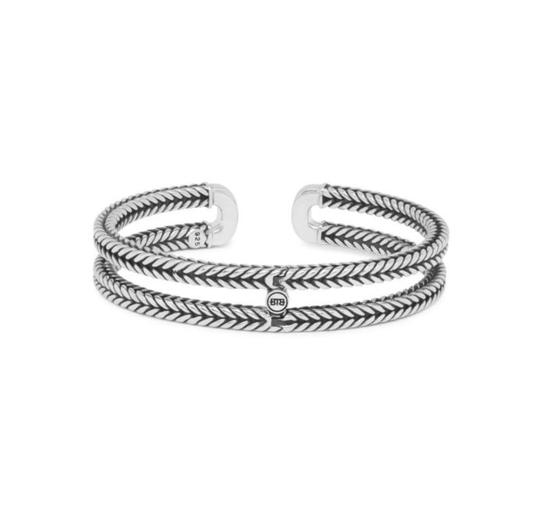 De Barbara Link armband is een mooi en uniek ontwerp gebaseerd op de populaire Barbara familie. Deze armband is stevig, handgemaakt en tijdloos en maakt elke outfit compleet. De zilveren armband is een manchetarmband en opent op een verborgen scharnierpunt.
De ARMBAND is in meerdere lengtes verkrijgbaar.