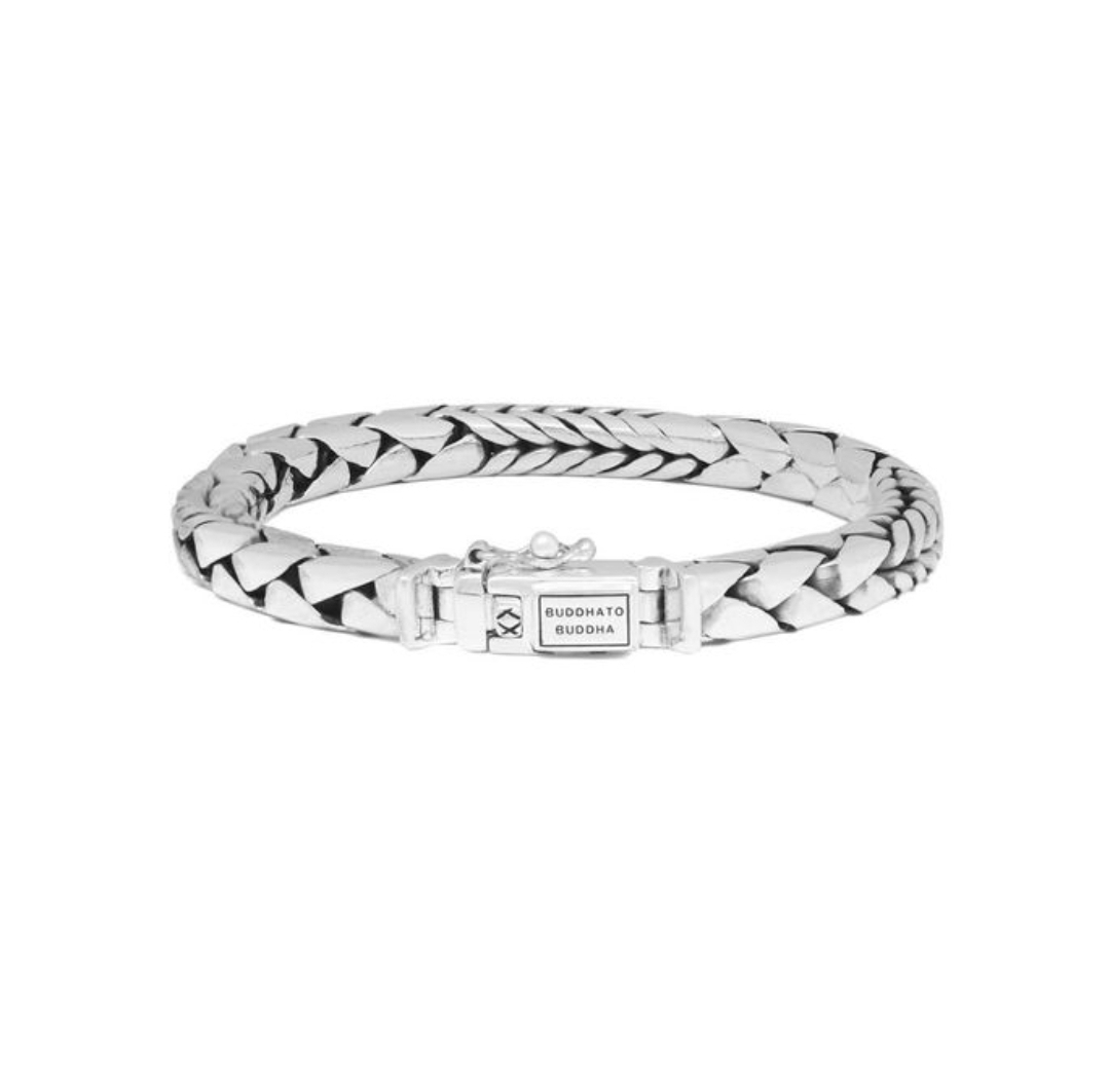 De George Mix armband is een prachtige zilveren armband gebaseerd op de George collectie. De mix van grovere en subtielere George schakels geeft de armband een look die je nergens anders aan zult treffen! Deze zilveren armband ziet er fantastisch uit om ieders pols. Uniek en tijdloos. De armband valt zeer goed te combineren met andere Buddha to Buddha items.
De ARMBAND is in meerdere lengtes verkrijgbaar.