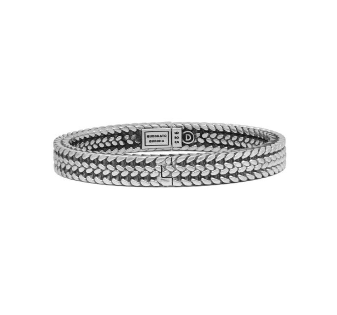 De Manchet Julius armband is een stoere en trendy toevoeging aan onze welbekende Heritage collectie. Het gedetailleerde ontwerp is gebaseerd op traditionele Balinese weeftechnieken. Deze armband is stevig en tijdloos en maakt elke outfit compleet. De Julius-familie bestaat uit drie armbanden en twee soorten ringen, allemaal handgemaakt en gemaakt van sterling zilver. Deze armband is een manchet en opent op een verborgen scharnierpunt en sluit met een slotje.
De ARMBAND is in meerdere lengtes verkrijgbaar.