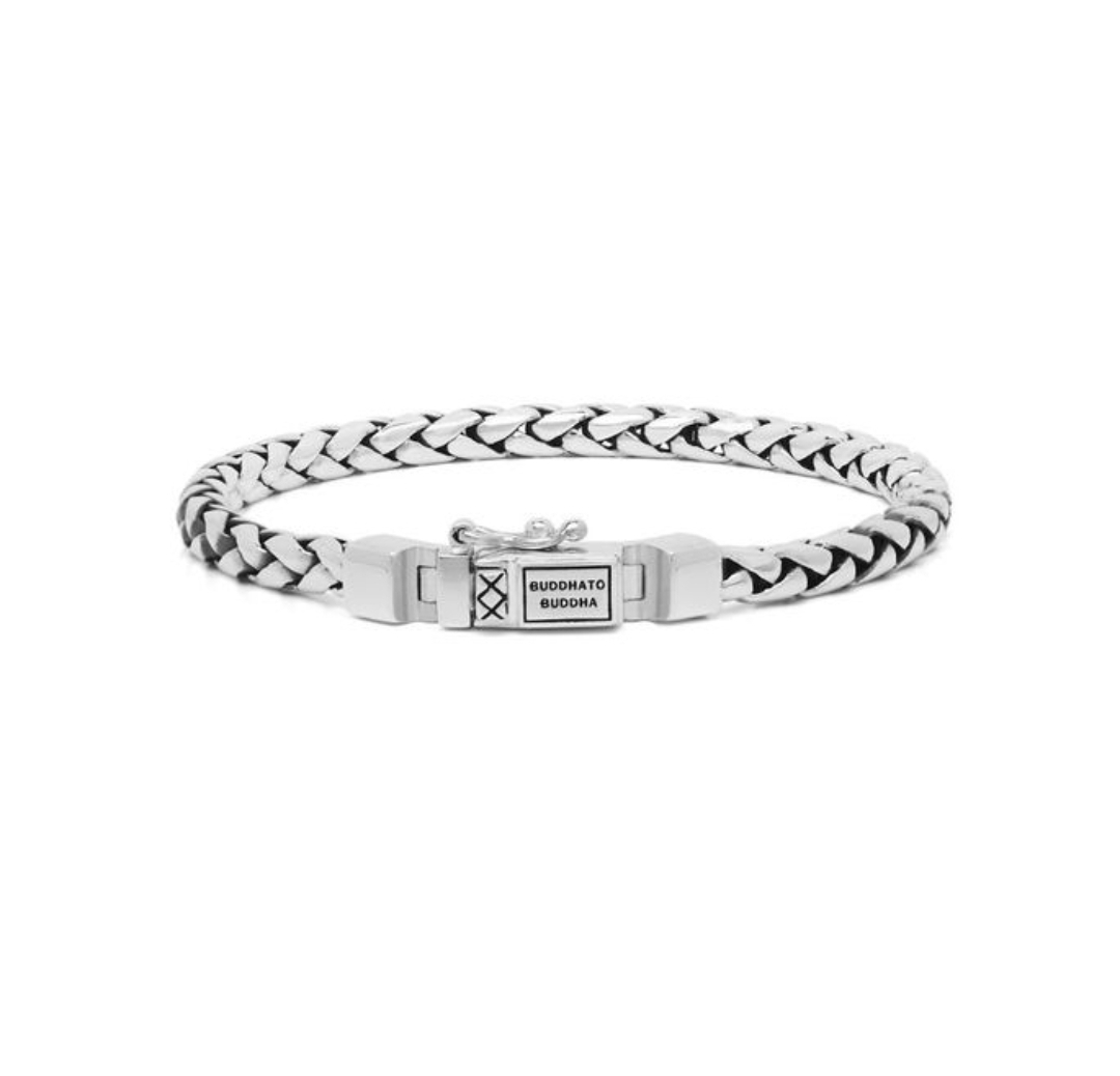 De George XS-armband is extra fijn en prachtig gedetailleerd. Deze zilveren armband ziet er fantastisch uit om ieders pols. De smalle gevlochten armband heeft een verfijnde textuur en geeft je een sierlijke look! De handgemaakte armband kan perfect worden gecombineerd met andere Buddha to Buddha-sieraden, bijvoorbeeld de familie Katja of Edwin.
De ARMBAND is in meerdere lengtes verkrijgbaar.