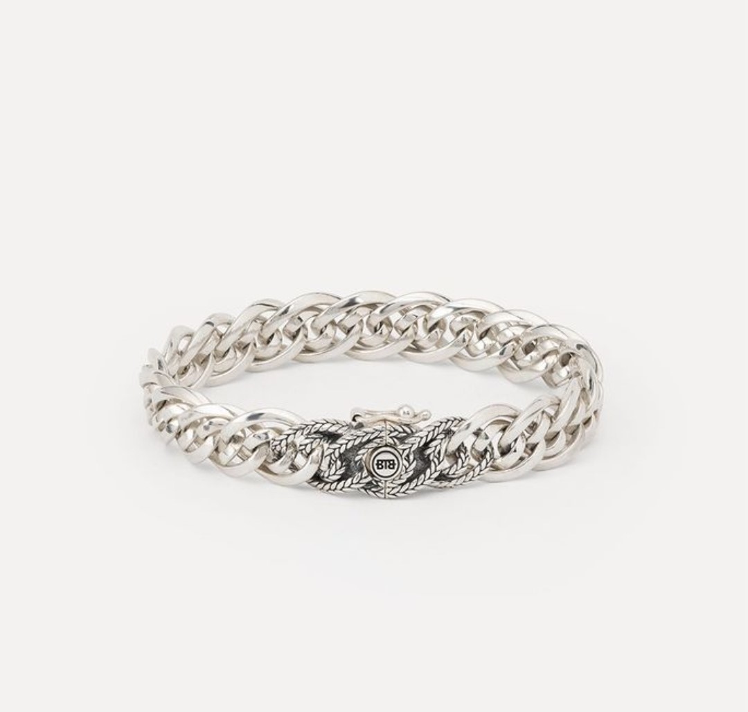 Onze Nathalie Textuur XS Armband is een prachtig statement sieraad. Het unieke ontwerp van de Nathalie schakel loopt door in de hele armband, inclusief de sluiting, waardoor een krachtig geheel met een unieke look ontstaat. Het slot laat fijn vlechtwerk zien, doordat onze Nathalie weving is gecombineerd met de iconische Barbara structuur, deze combinatie creëert een luxere uitstraling. Deze armband is ook beschikbaar in een grotere variant en is perfect te combineren met de bijpassende ring.
De ARMBAND is in meerdere lengtes verkrijgbaar.