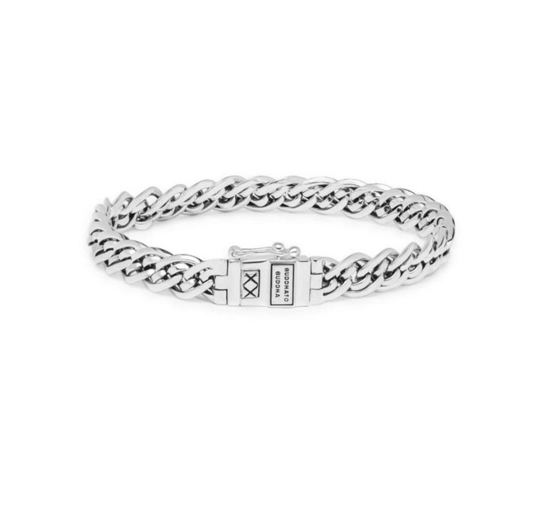 De Nathalie is een van de bekendste schakels in de Heritage-collectie. De aparte dubbele schakels die typerend zijn voor de Nathalie-familie, maken deze sterling zilveren armband een lust voor het oog! Creëer een elegante look met deze tijdloze en handgemaakte armband. De zilveren armband kan perfect worden gecombineerd met andere Buddha to Buddha sieraden. De Nathalie Mini is smaller dan de Nathalie XS-armband.
De ARMBAND is in meerdere lengtes verkrijgbaar.