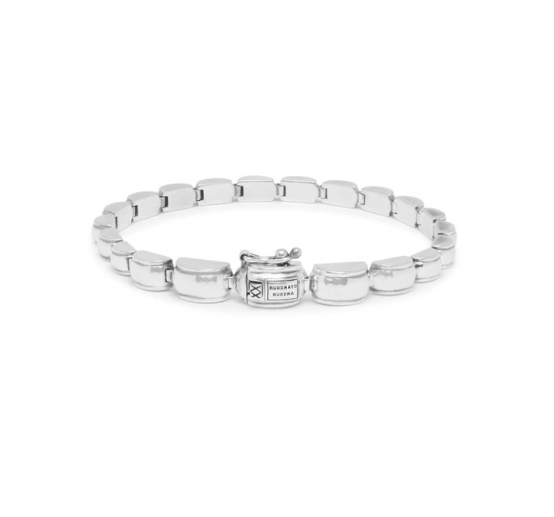 De iconische Batul schakel, met een vernieuwend design. Een tijdloze klassieker met onze kenmerkende licht aangebrachte zilveren oxidatie look. Deze Refined Batul collectie bestaat uit een ketting, armband, ring en oorbellen.
De ARMBAND is in meerdere lengtes verkrijgbaar.