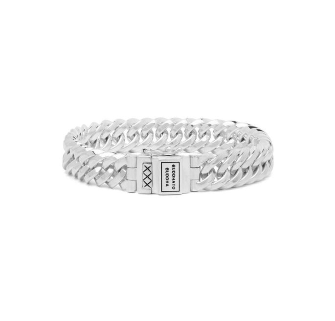 De Chain XS armband is een echte bestseller op basis van de Chain schakel en staat bekend om zijn opvallend gevormde zilveren schakels. De Chain XS armband is kleiner dan de Chain Small, de Chain Big en de Chain XL. Handgemaakt en tijdloos, de sterling zilveren armband kan perfect worden gecombineerd met andere sieraden uit de Chain familie, bijvoorbeeld de Chain ring of oorbellen.
De ARMBAND is in meerdere lengtes verkrijgbaar.