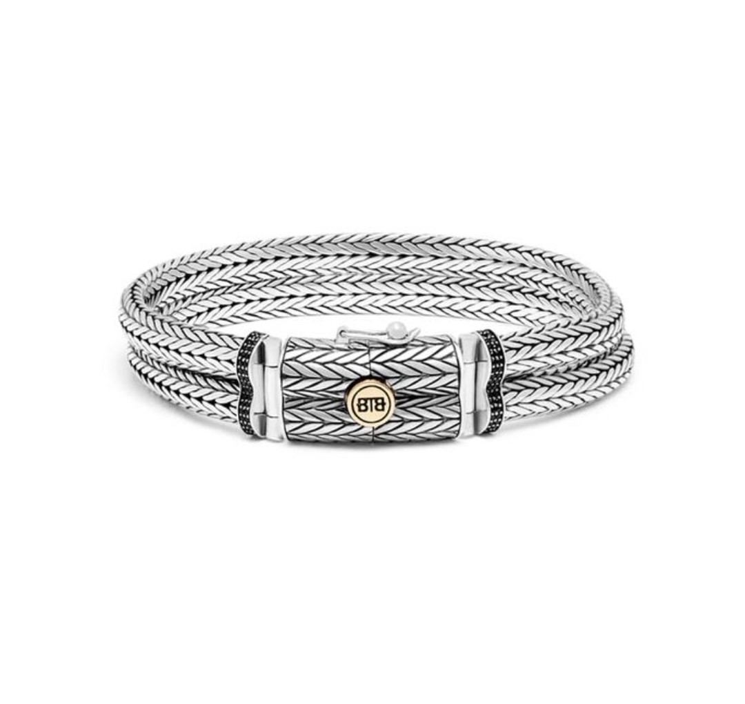 De Ellen familie is een van de verfijnde schakelarmbanden in onze collectie met een subtiele schakel. Deze genummerde limited edition is een stoere armband voor zowel mannen en vrouwen. Een sterling zilveren band met gouden details en spinel stenen. Spinel zorgt voor verbinding met aarde energie. De Ellen Double armband is gevlochten met maar liefst 8 draden en kost een ervaren goudsmid maar liefst 2 volle dagen om te maken. 
De ARMBAND is in meerdere lengtes verkrijgbaar.