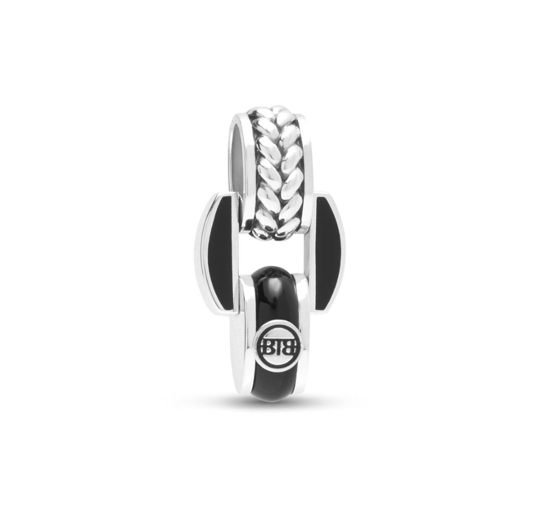 
De Limited Edition The Batul hanger is ingelegd met zwart email en echte zwarte onyx. Van de gelimiteerde oplage van 500 stuks is dit nummer 288.
Afmeting Pendant/Hanger ca. 30mm x 15,5mm