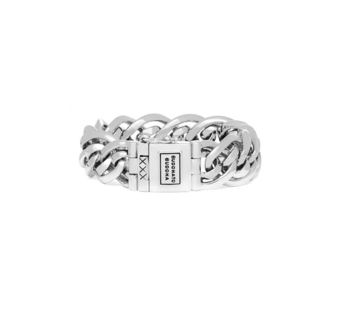 De Nathalie is een van de bekendste schakels uit de Heritage collectie. De aparte dubbele schakels die typisch zijn voor de Nathalie familie maakt deze sterling zilveren armband tot een echte blikvanger! Creëer een vlotte en stoere look met deze tijdloze en handgemaakte armband. De zilveren armband laat zich perfect combineren met andere Buddha to Buddha sieraden. De Nathalie armband is smaller dan de Nathalie.
De ARMBAND is in meerdere lengtes verkrijgbaar.