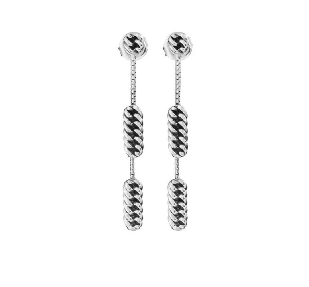 The Refined collection has a refined and elegant style and is now enriched with sterling silver ear hangers! Do you like to mix and match? These triple drop ear hangers are playful in the way you can wear them; as an ear stud or as an ear hanger. You can create an entirely new look every day. The distinctive and well-known silver Chain design is now integrated in a beautiful Refined earring and makes a bold yet sophisticated statement.