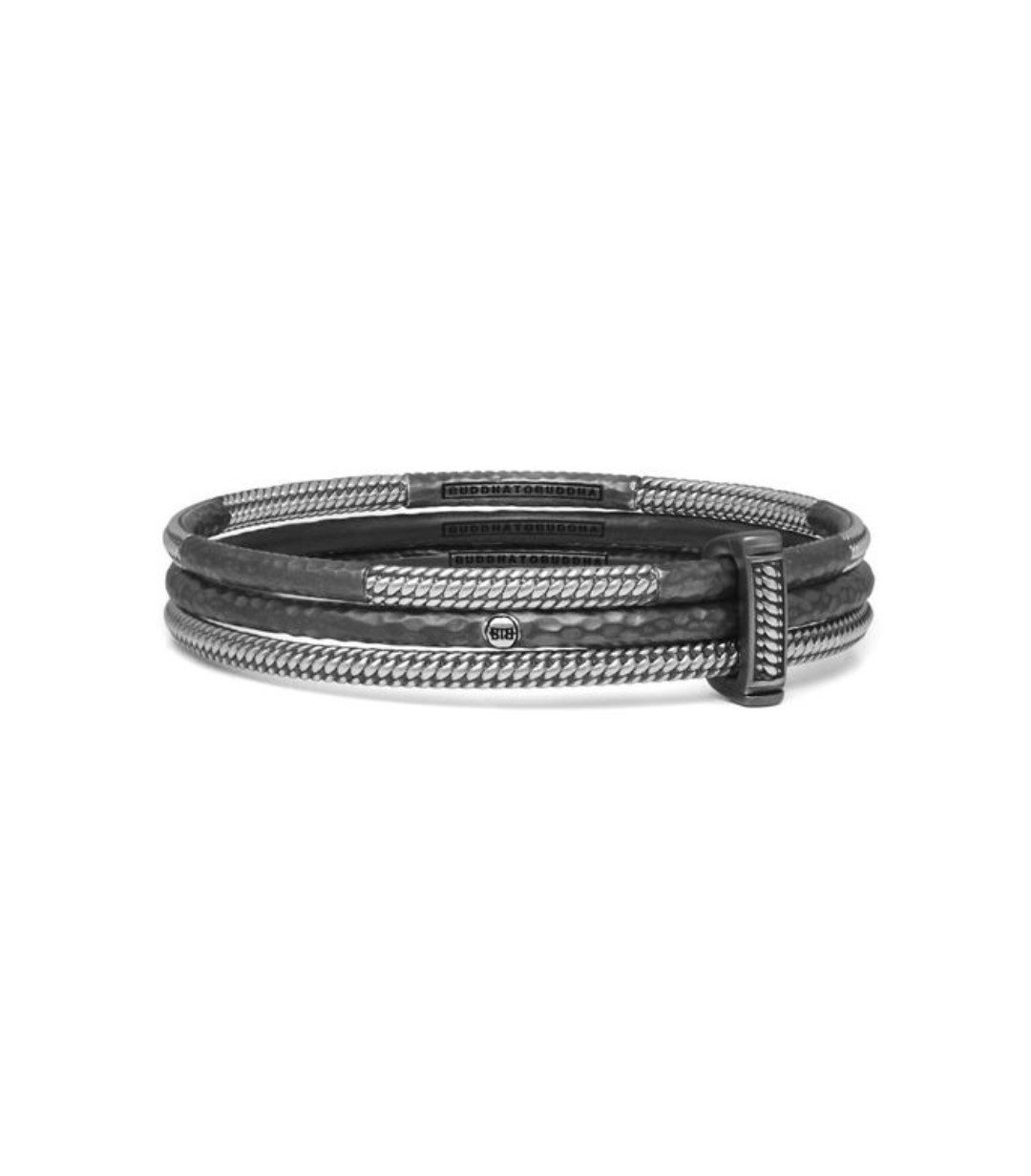 De Dunia Bersama set bestaat uit drie bangle armbanden vervaardigd uit 925 sterling zilver. Het design is gebaseerd op onze iconische Ben schakel en afgewisseld met geoxideerde en gehamerde structuren. De set komt met een slot waarmee de bangles aan elkaar vast gedragen kunnen worden.