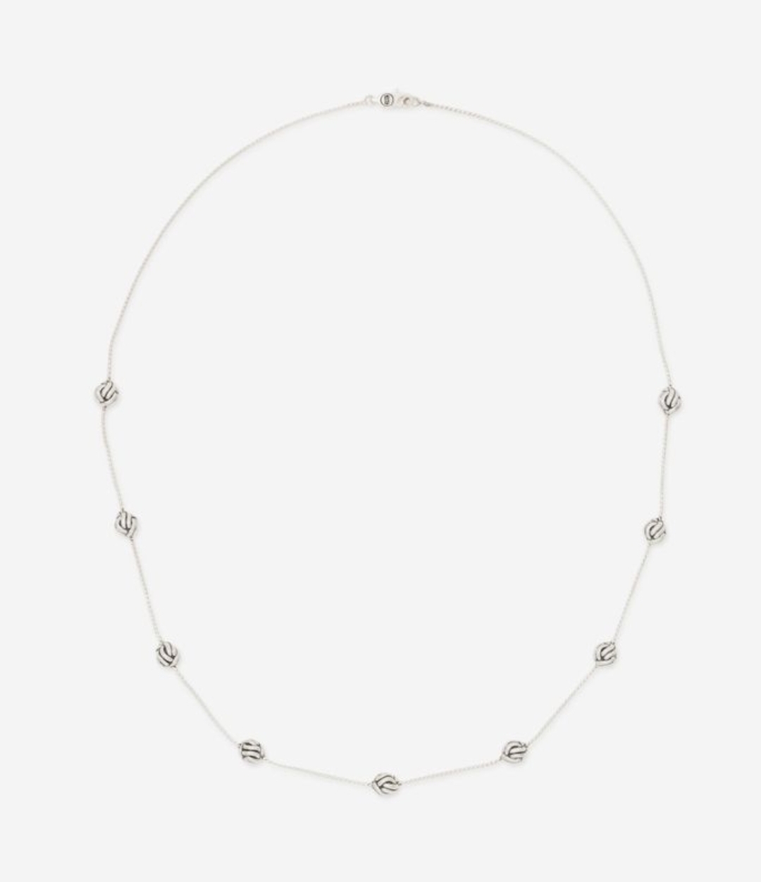 Onze Refined collectie heeft een verfijnde en elegante stijl. Het ontwerp van deze subtiele zilveren halsketting is gebaseerd op de bekende schakel van de Katja-familie. De Katja schakel is een geweven design en deze details komen terug in deze verfijnde zilveren ketting. Het collier is handgemaakt en vervaardigd uit 925 sterling zilver.