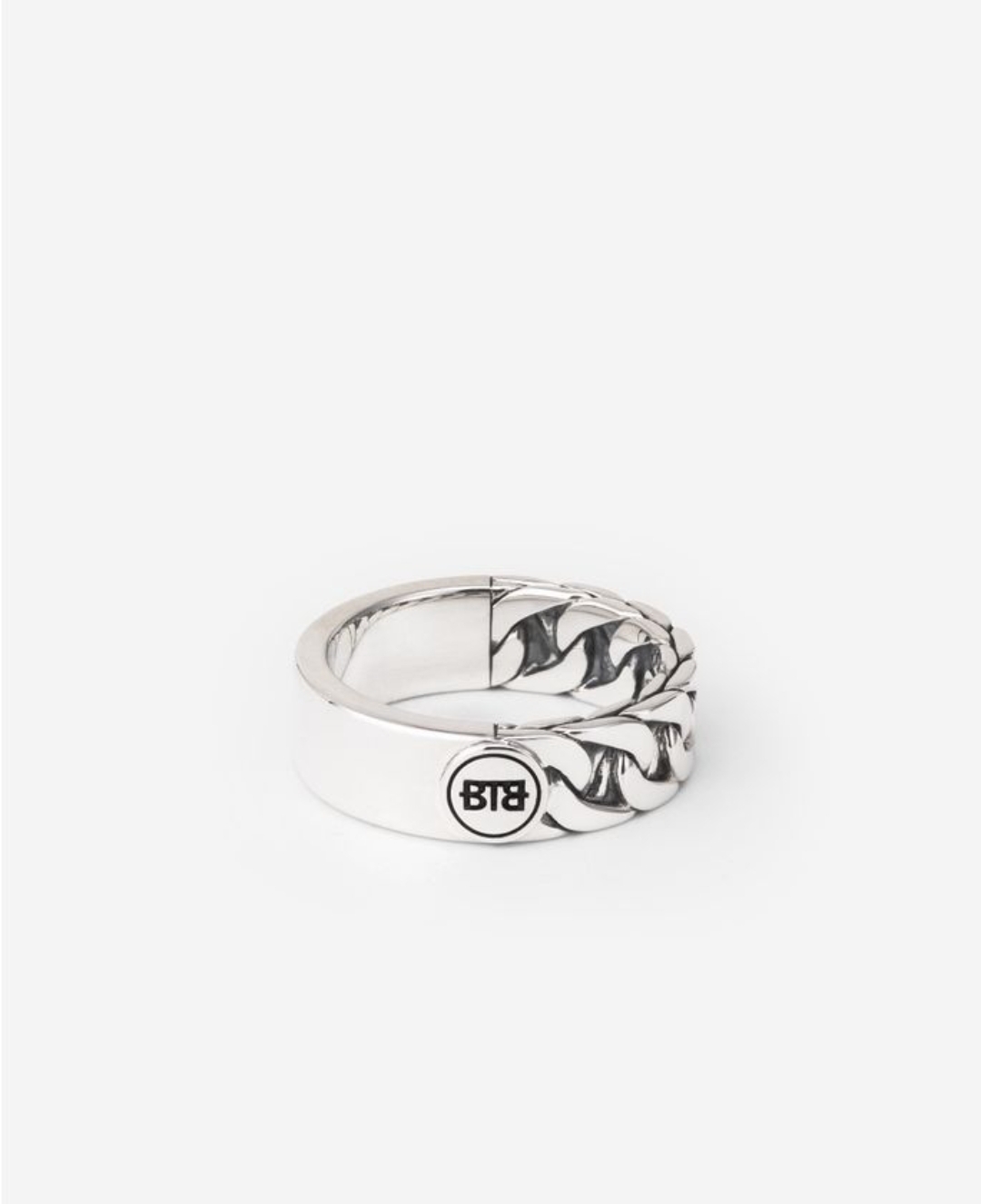 De Esther Dual Ring is vervaardigd uit gerecycled zilver. Dankzij de combinatie van een gladde zijde en het geweven Esther-patroon is deze ring graveerbaar. Laat jouw persoonlijke verhaal versmelten met deze veelzijdige ring. Deze ring is groter dan de Esther Mini en Small Dual Ring, en daardoor perfect te combineren met andere sieraden uit de Esther-collectie van Buddha to Buddha. Ontworpen in Amsterdam en op duurzame wijze geproduceerd in Zuidoost-Azië. Wij geloven dat je alles in het leven moeten vieren, vind jij dat ook?
Diverse maten op voorraad.