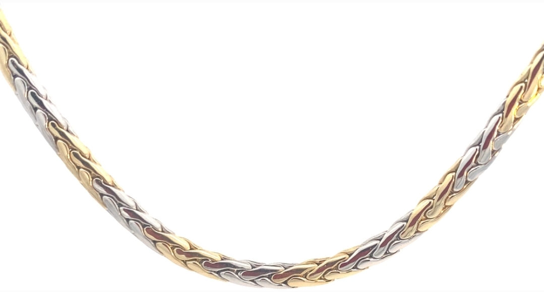 Deze gouden collier van Monzario is een meesterwerk van handgemaakt vakmanschap dat de essentie van tijdloze schoonheid vastlegt. Elk detail is met zorg vervaardigd, waardoor een verbluffend stuk ontstaat dat de aandacht trekt en bewondering oproept. De perfecte harmonie tussen de twee tinten goud creëert een opvallend contrast dat het collier een unieke uitstraling geeft. Of het nu gedragen wordt voor een formele gelegenheid of om een alledaagse outfit te verfraaien, dit bicolor gouden collier voegt een vleugje luxe en elegantie toe aan elke look. Met Monzario's toewijding aan excellentie is dit collier niet alleen een sieraad, maar een kunstwerk om te koesteren voor generaties.
Verkrijgbaar vanaf 40 cm.