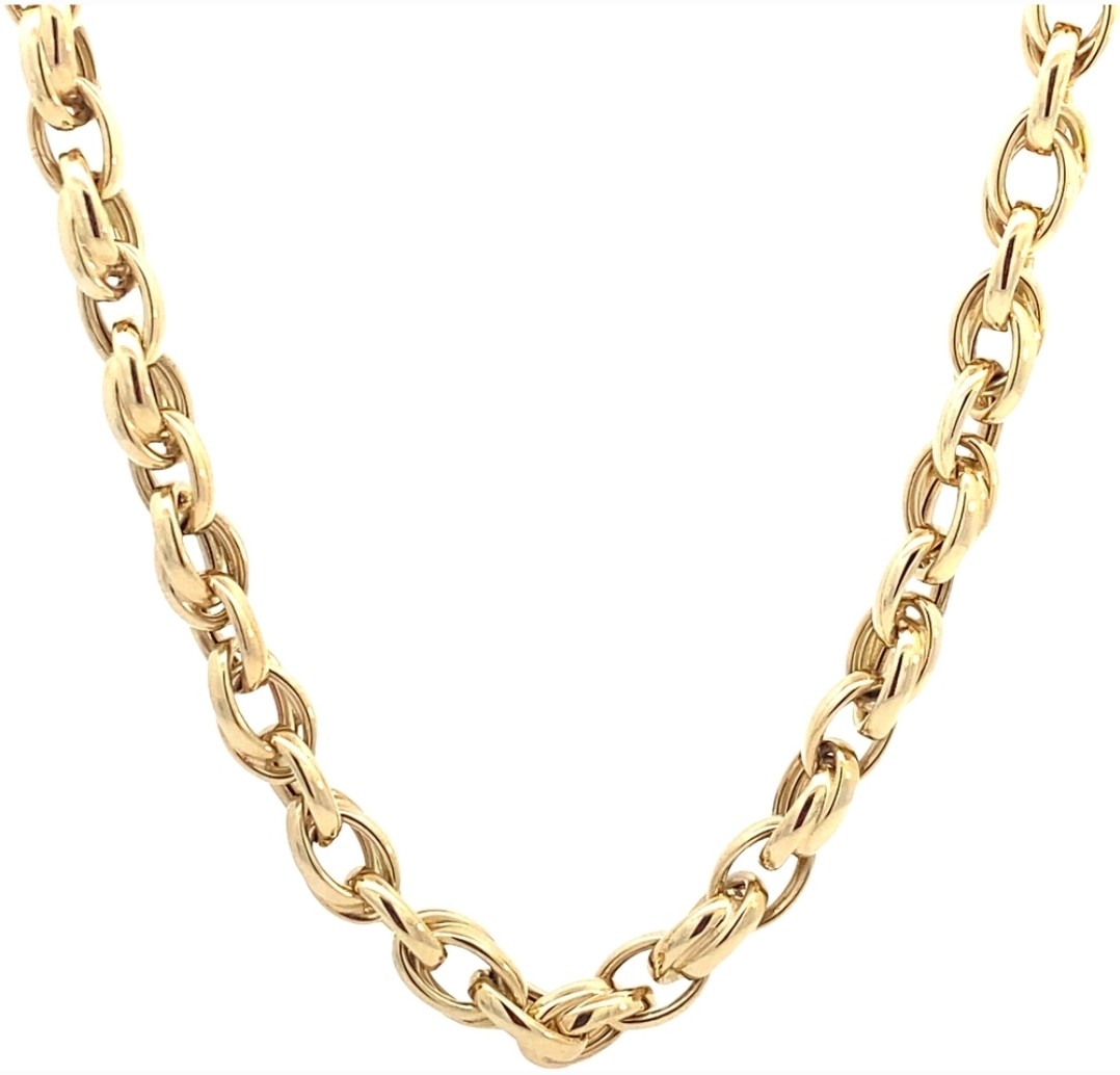 Deze geelgouden collier van Monzario is een prachtig staaltje vakmanschap, met de hand gemaakt om een tijdloze en elegante uitstraling te bieden. Elk onderdeel van dit collier is met uiterste zorg vervaardigd, waardoor een meesterwerk ontstaat dat de schoonheid van geelgoud op zijn best laat zien. De fijne details en de schitterende glans maken dit collier tot een schitterend accent voor elke hals. Of het nu gedragen wordt voor een speciale gelegenheid of als een alledaags statement, dit geelgouden collier van Monzario belichaamt verfijning en klasse op zijn best.
Verkrijgbaar vanaf 40 cm.