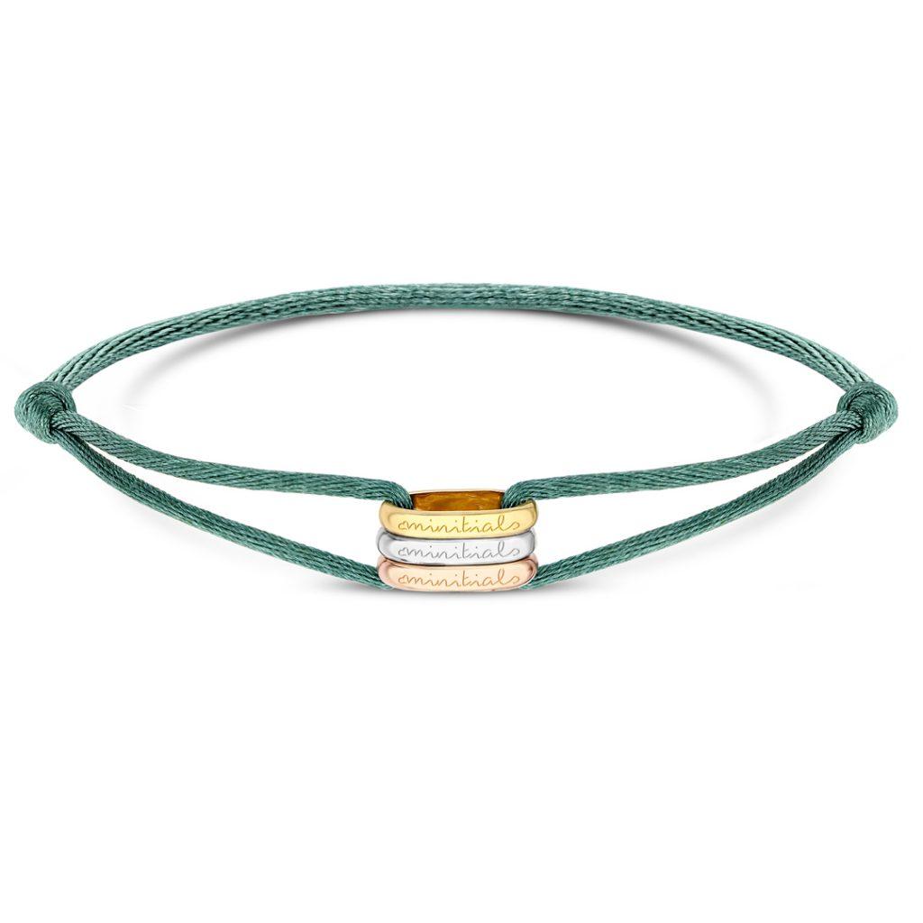 Met de Minitials Tricolore Satijn Armband kun je jouw armbanden collectie aanvullen. Op elk van de drie ovaaltjes is het Minitials logo gegraveerd