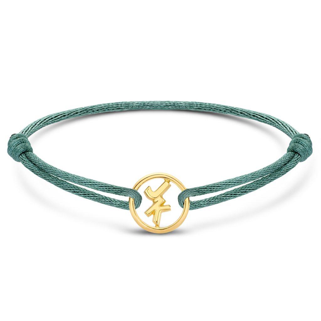Met de Minitials Ronde Twee Signature Satijn Armband draag je jouw geliefden altijd dicht bij je. Kies initialen, symbolen of cijfers en stel jouw perfecte Minitials armband samen. 