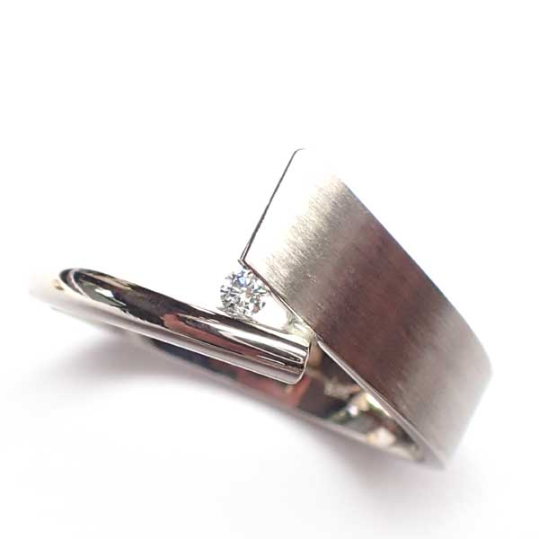 Een 14 krt witgouden ring Cardillac model Pennon met een diamant briljant geslepen 0.03 crt TW SI.